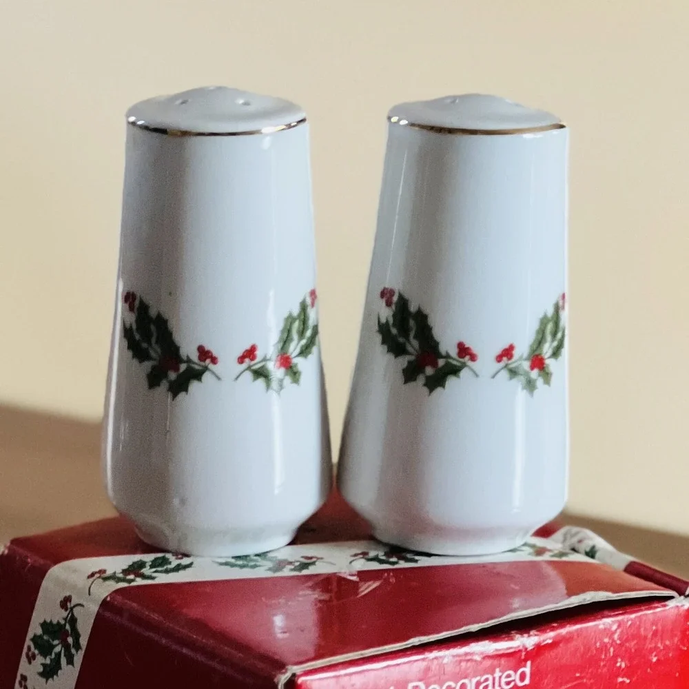 Vintage Gold Rim Holly & Berry Ceramic Salt & Pepper Shakers Holiday Party W Box